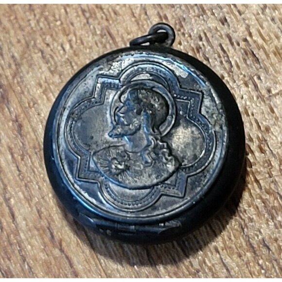 Antique Deep Jesus‎ Reliquary Locket - Picture 1 of 4